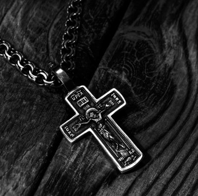 Крест на черном фоне