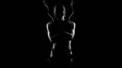 Девушка на темном фоне