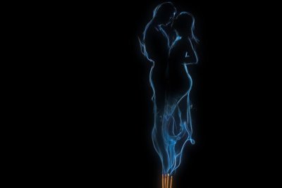 Силуэт девушки на темном фоне