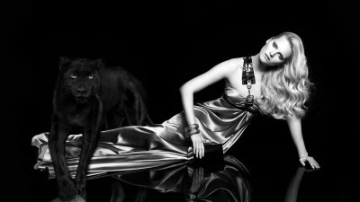 Красивые девушки на черном фоне