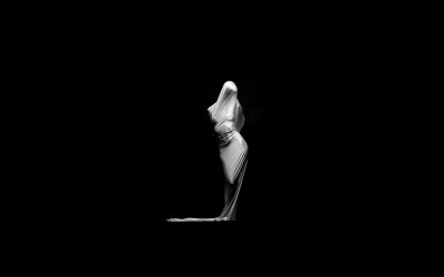 Силуэт девушки на темном фоне