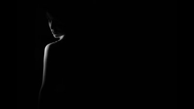 Женщина на черном фоне