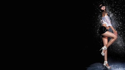 Красивые девушки на черном фоне