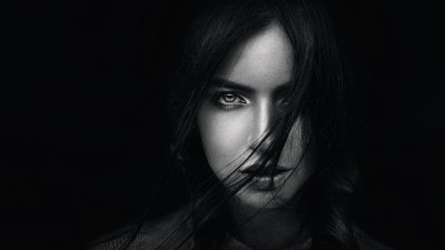 Лицо девушки на черном фоне