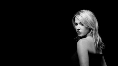 Лицо девушки на черном фоне