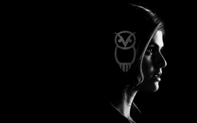 Портрет девушки на черном фоне