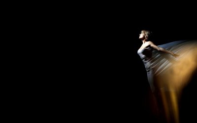 Красивые девушки на черном фоне