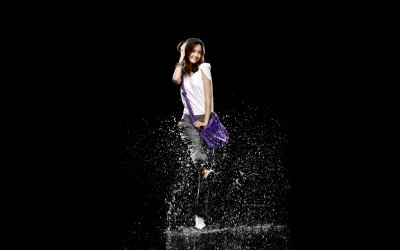 Девочка на черном фоне