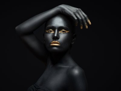 Портрет девушки на черном фоне