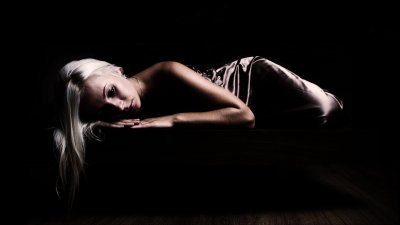 Девушка на темном фоне