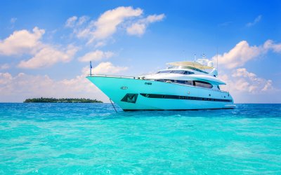 Яхта в море