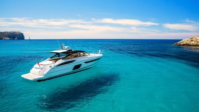 Красивая яхта в море