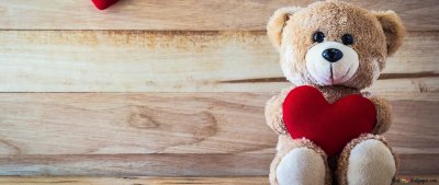 Плюшевый мишка на красивом фоне