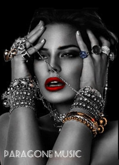 Девушка в украшениях