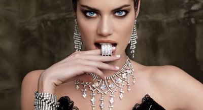 Ювелирные украшения на девушке