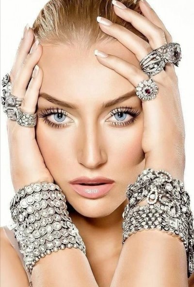 Ювелирные украшения на девушке