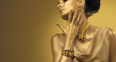 Девушка в украшениях