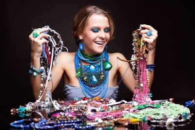 Много украшений