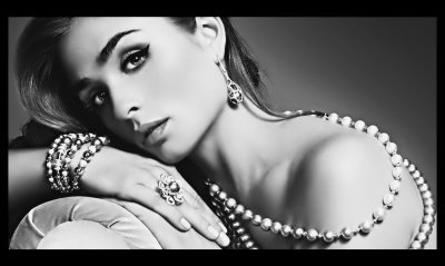 Девушка в серебряных украшениях