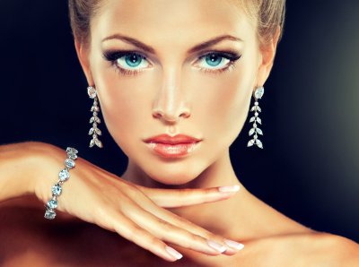 Красивая девушка в украшениях