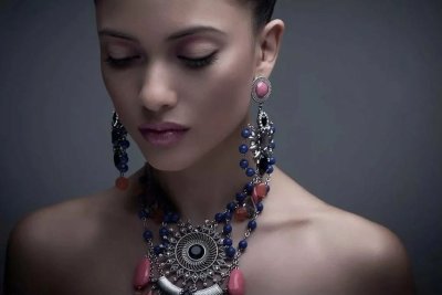 Ювелирные украшения на девушке