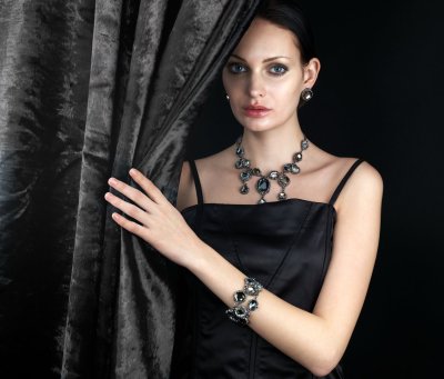 Девушка в бижутерии