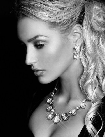 Ювелирные украшения на девушке