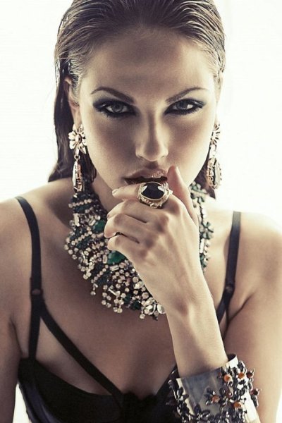 Девушка в украшениях