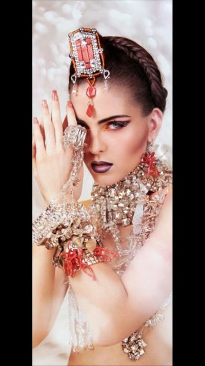 Ювелирные украшения на девушке