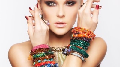 Девушка в украшениях