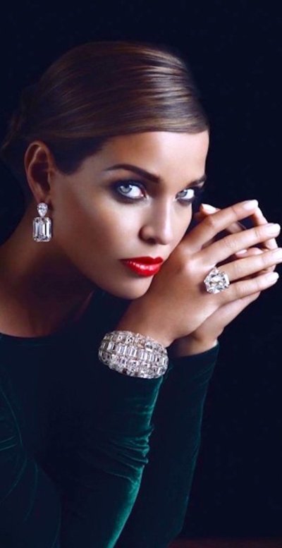 Ювелирные украшения на девушке