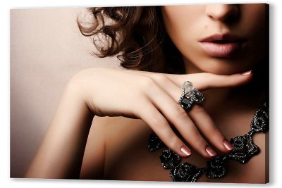 Девушка в серебряных украшениях