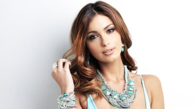 Красивая девушка в украшениях