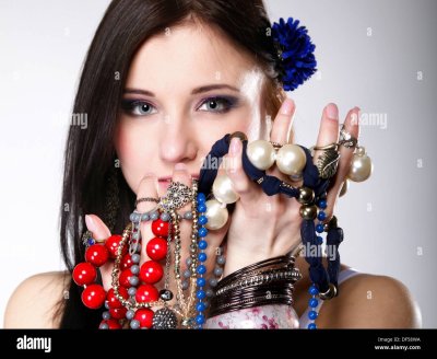 Девушка в бижутерии