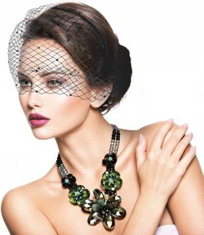 Ювелирные украшения на девушке