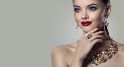 Девушка в золотых украшениях