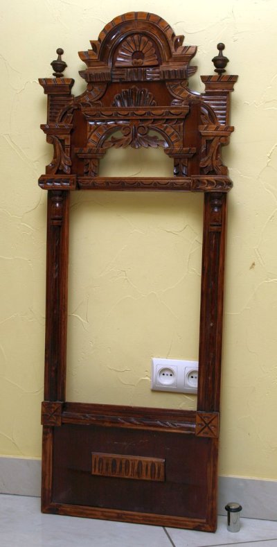 Старинное зеркало в деревянной раме