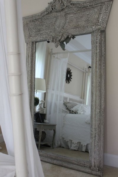 Старинное зеркало в современном интерьере