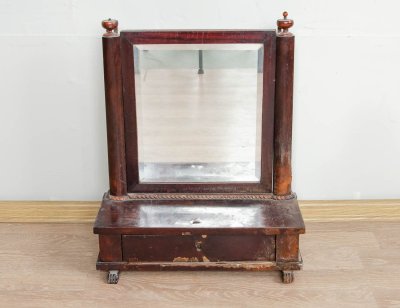 Старинное накомодное зеркало