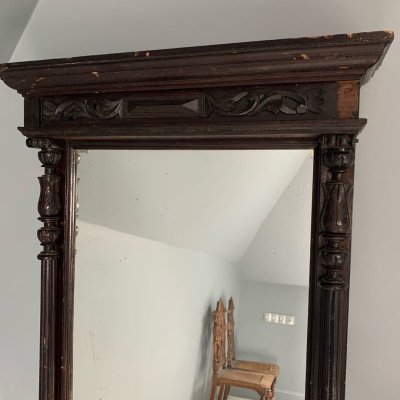 Старинное зеркало в деревянной раме