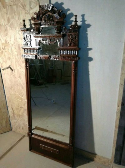 Старинное зеркало в деревянной раме