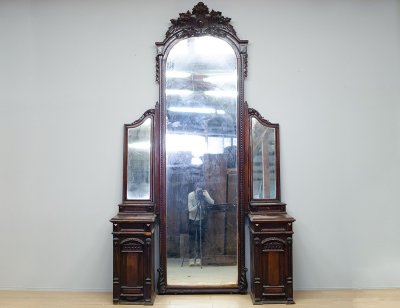 Старинное зеркало с консолью