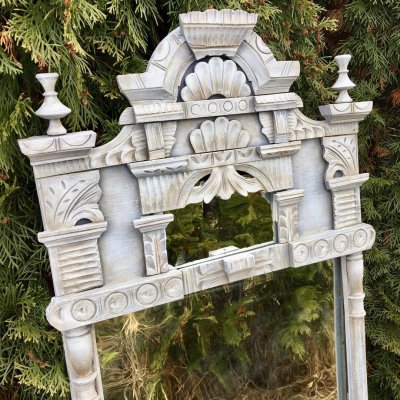 Старинное зеркало в резной раме