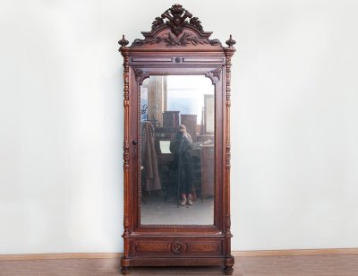 Старинный шкаф с зеркалом