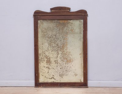 Старинное зеркало в деревянной раме
