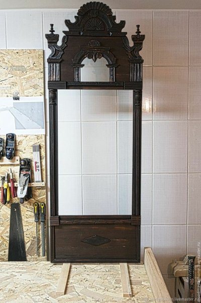 Старинное зеркало в деревянной раме