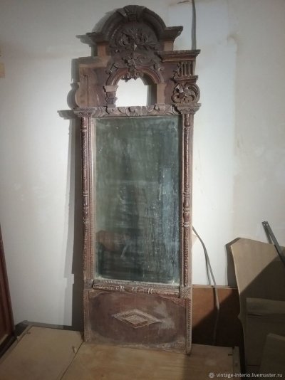 Старинное зеркало в деревянной раме