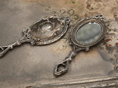 Старинное ручное зеркало