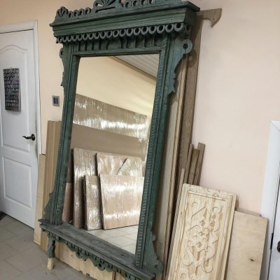 Зеркало в резной деревянной раме