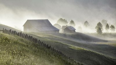 Заброшенная деревня в тумане